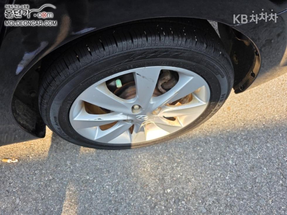2011 - hyundai accent