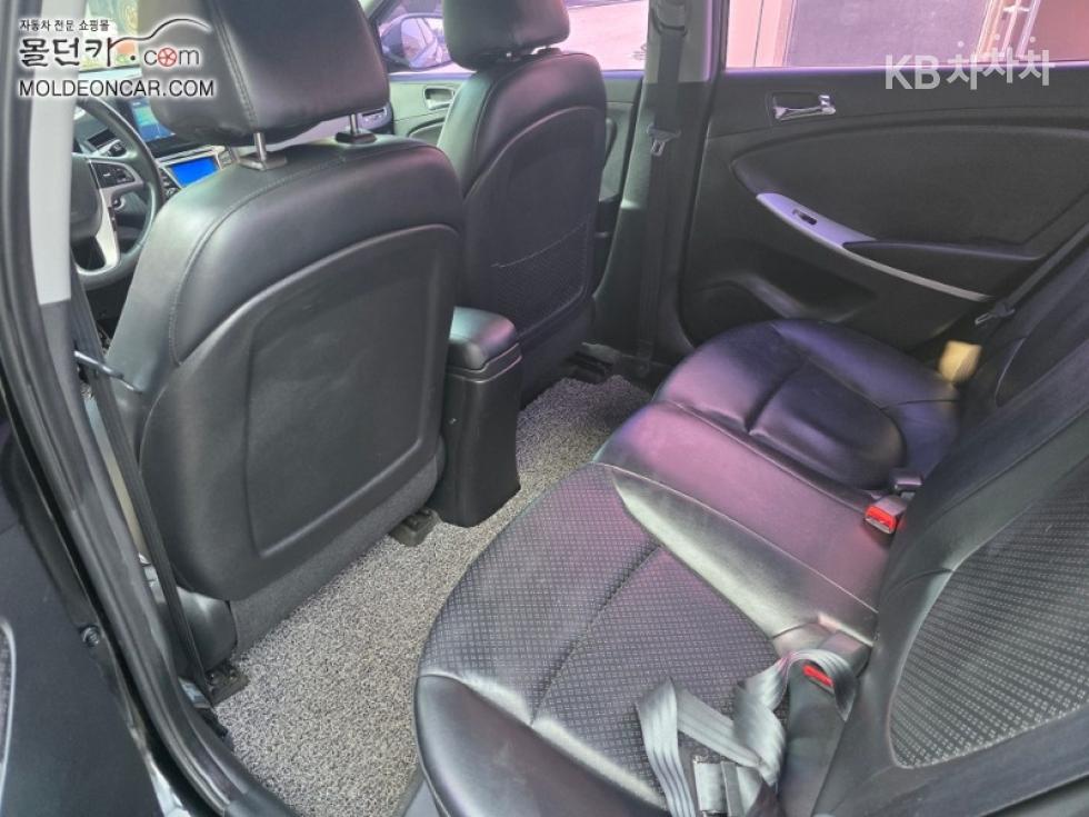 2011 - hyundai accent