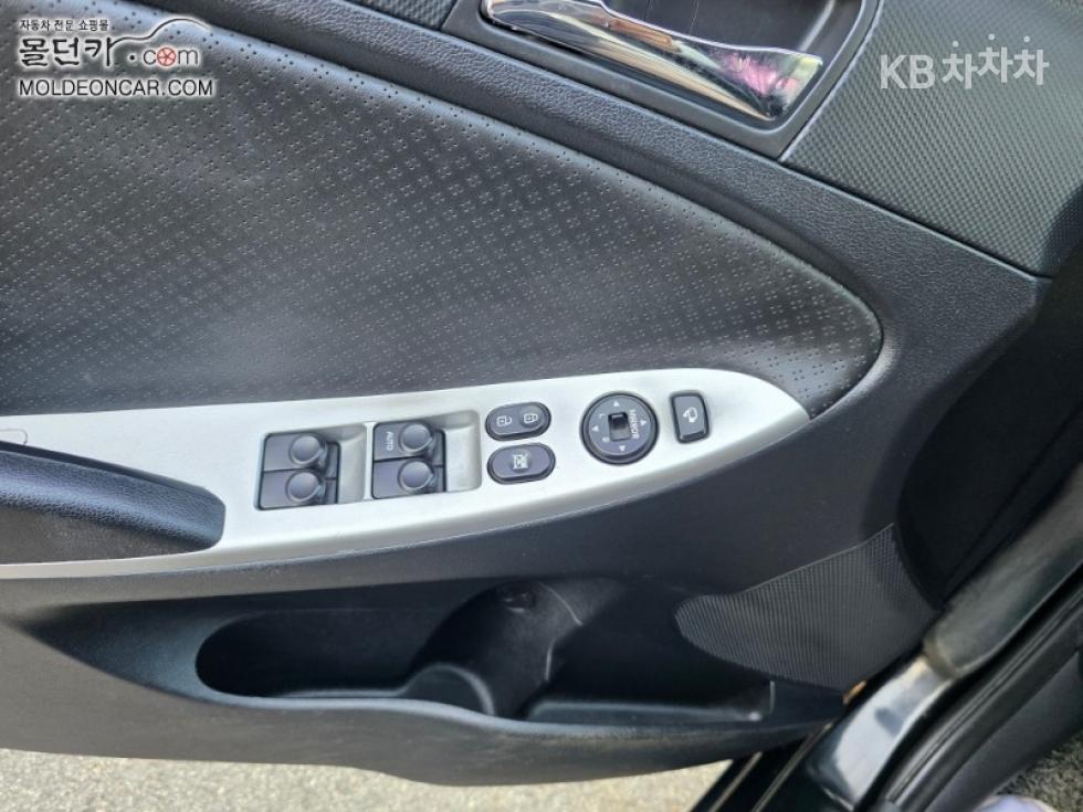 2011 - hyundai accent