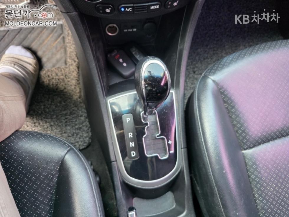 2011 - hyundai accent