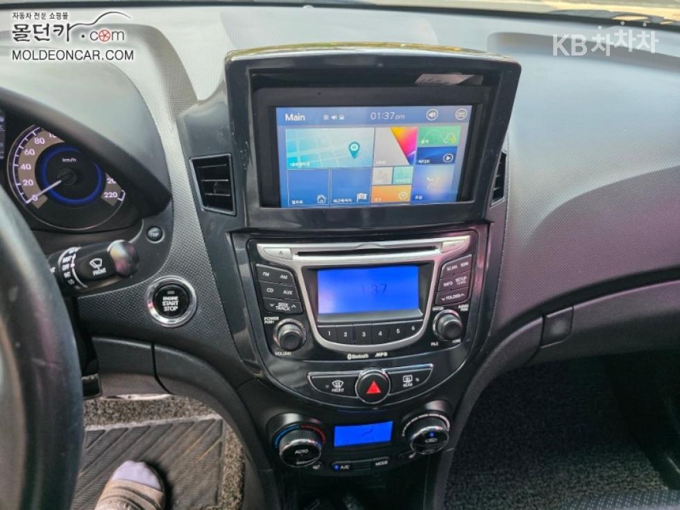 2011 - hyundai accent