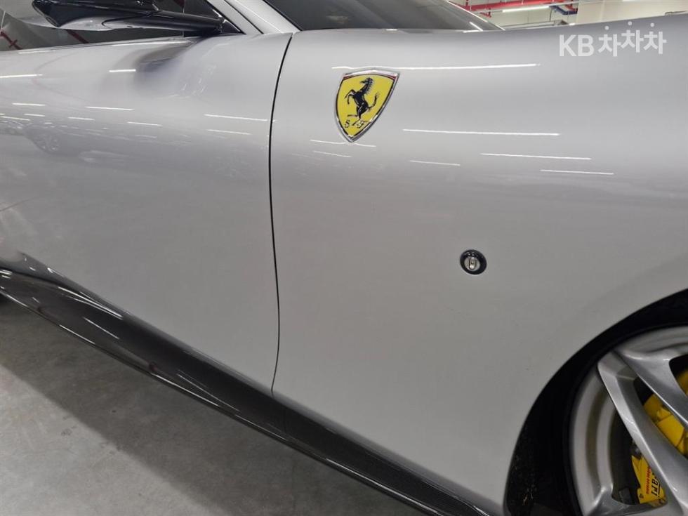 Ferrari Roma — miniaturë 5
