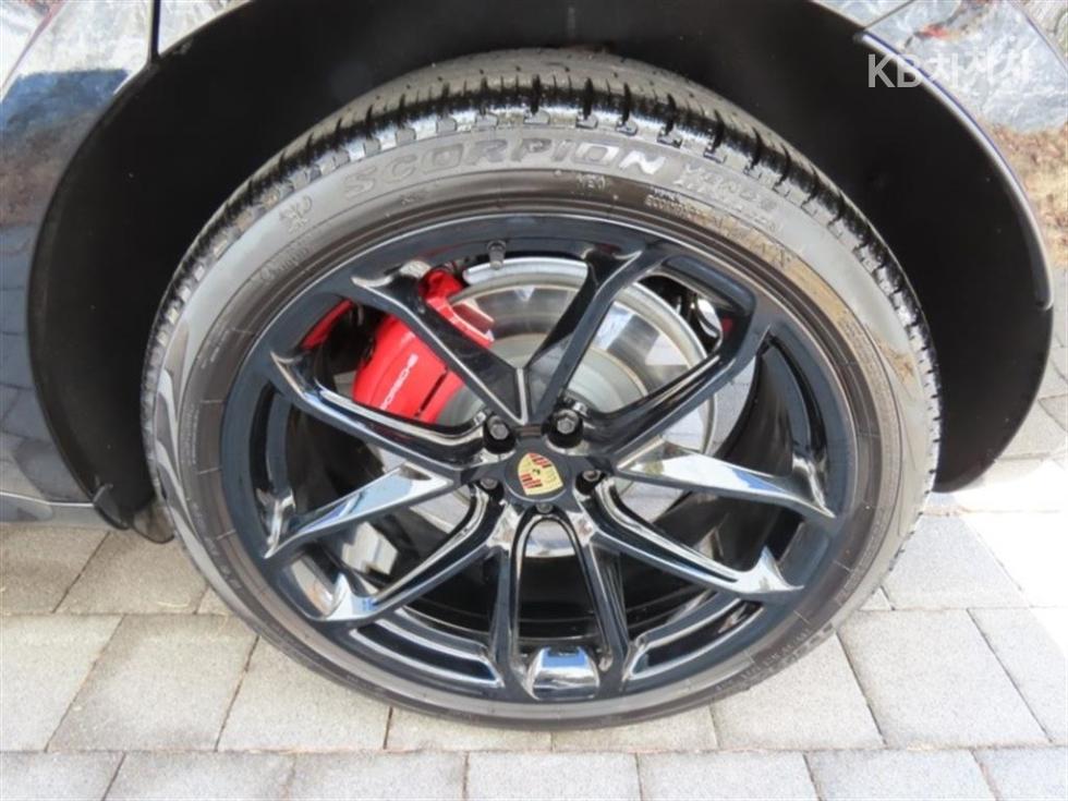 2023 - porsche macan