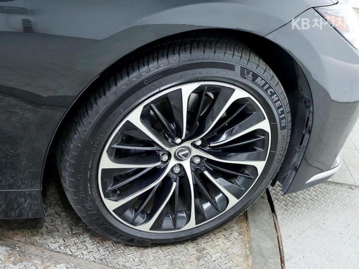 Lexus LS 500h AWD LUXURY 8