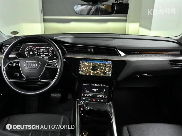 Audi e-tron 50 quattro Base Type 8