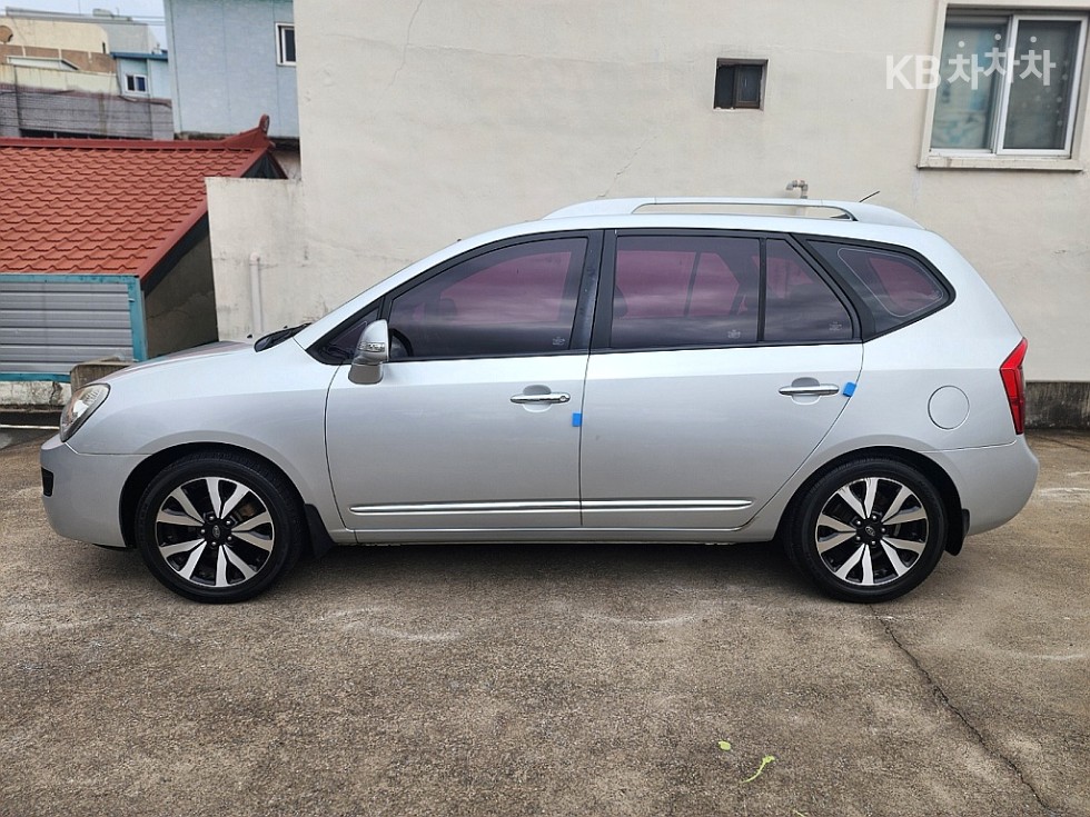 Kia Carens — miniaturë 3