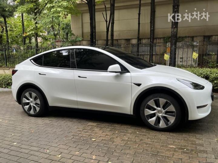 Tesla Model Y Long Range 3