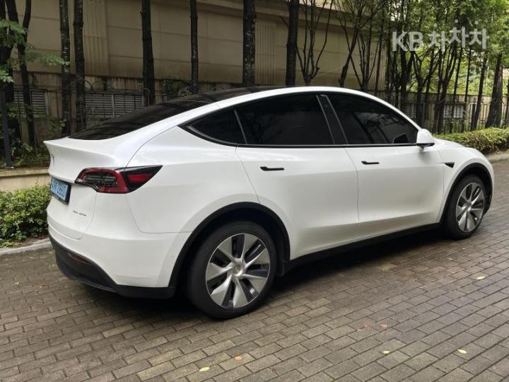 Tesla Model Y Long Range 5
