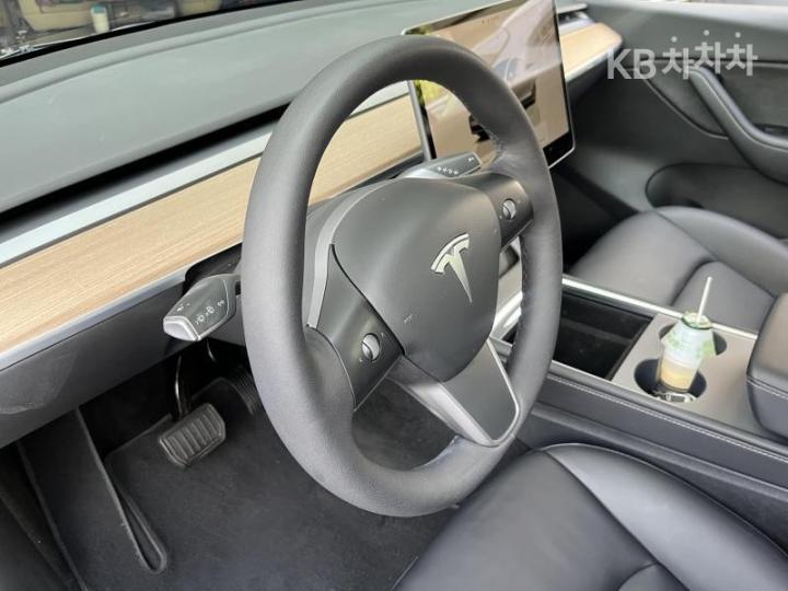 Tesla Model Y Long Range 9