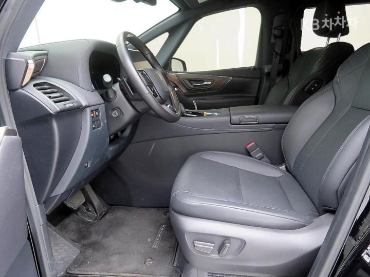 Toyota Alphard AH30 2.5 HEV AWD Base Type 8