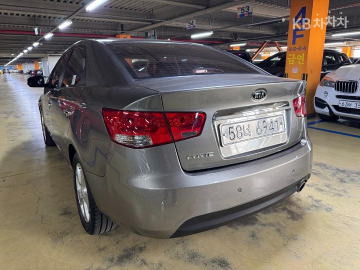 Kia Forte 1.6 CVVT Si 5