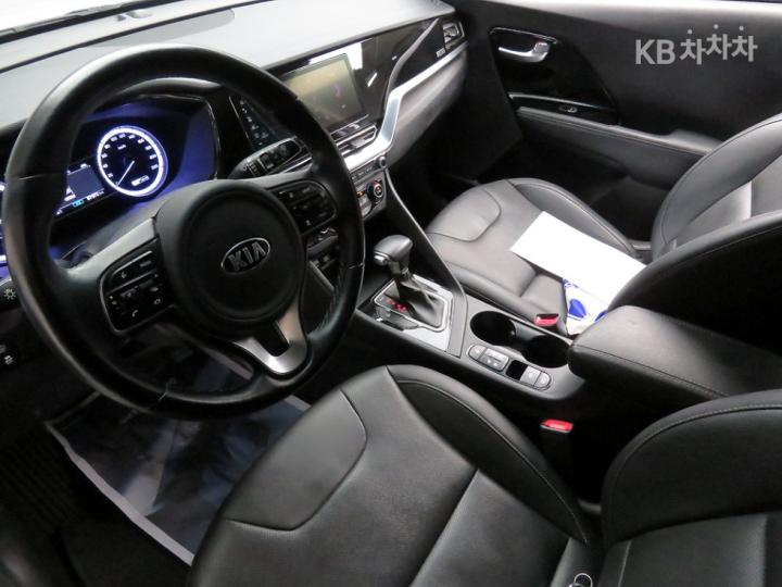 Kia Niro 1.6 HEV Prestige 8