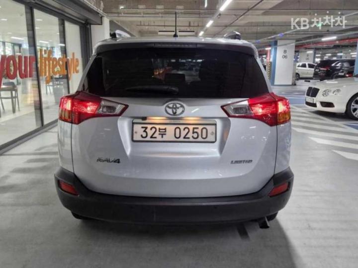 Toyota RAV4 2.5 2WD 6