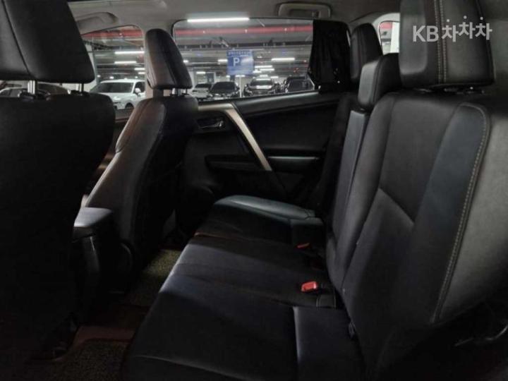 Toyota RAV4 2.5 2WD 8