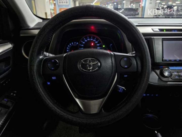 Toyota RAV4 2.5 2WD 9