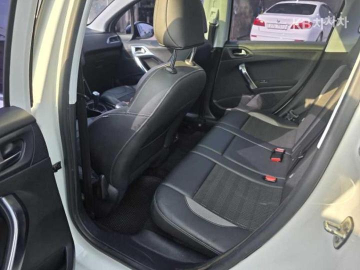 Peugeot 2008 1.6 e-HDi 5