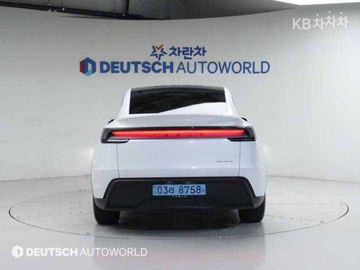 Tesla Model Y Long Range 5