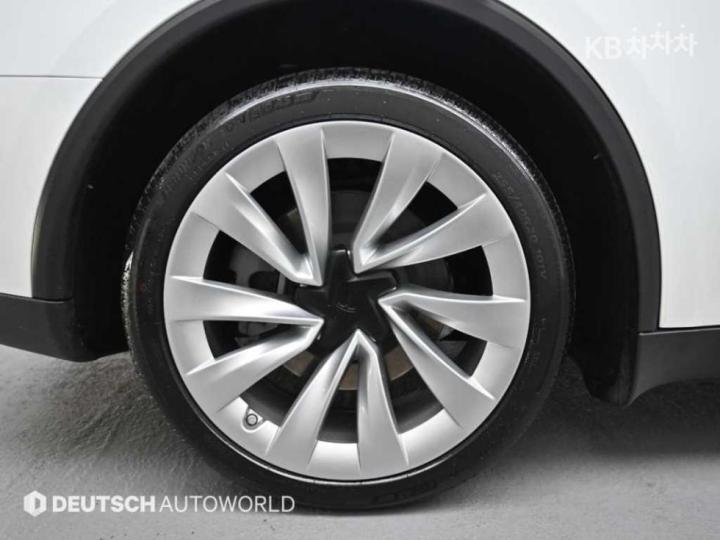 Tesla Model Y Long Range 6