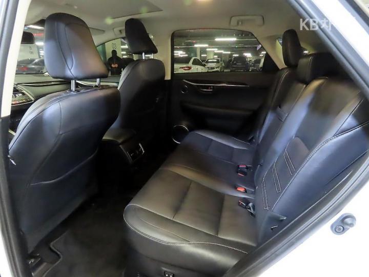 Lexus NX 300h Executive 8