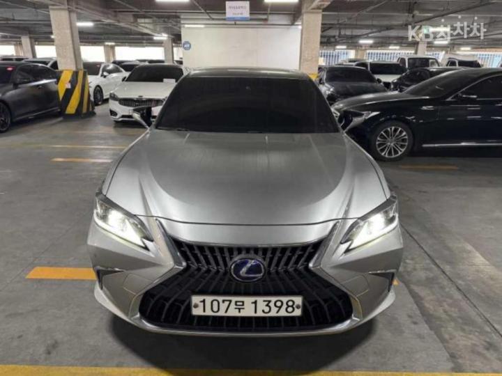 Lexus ES New Generation 300h Luxury+ 2