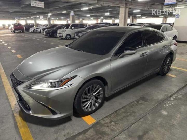 Lexus ES New Generation 300h Luxury+ 3