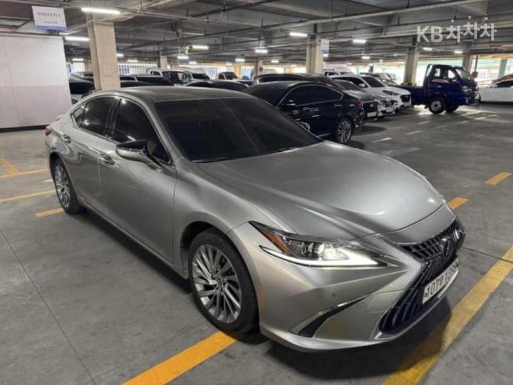 Lexus ES New Generation 300h Luxury+ 4