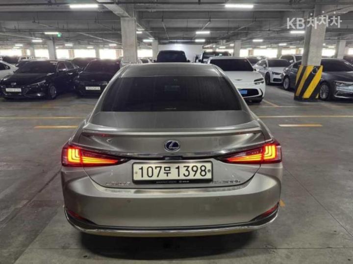 Lexus ES New Generation 300h Luxury+ 5