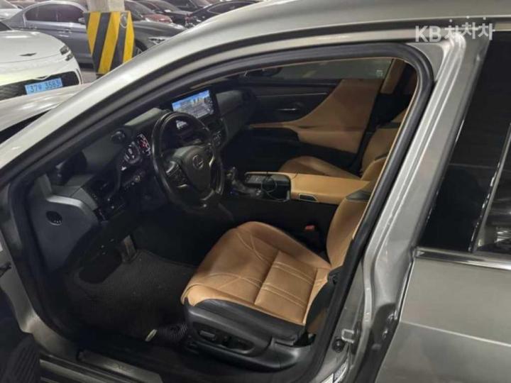 Lexus ES New Generation 300h Luxury+ 6