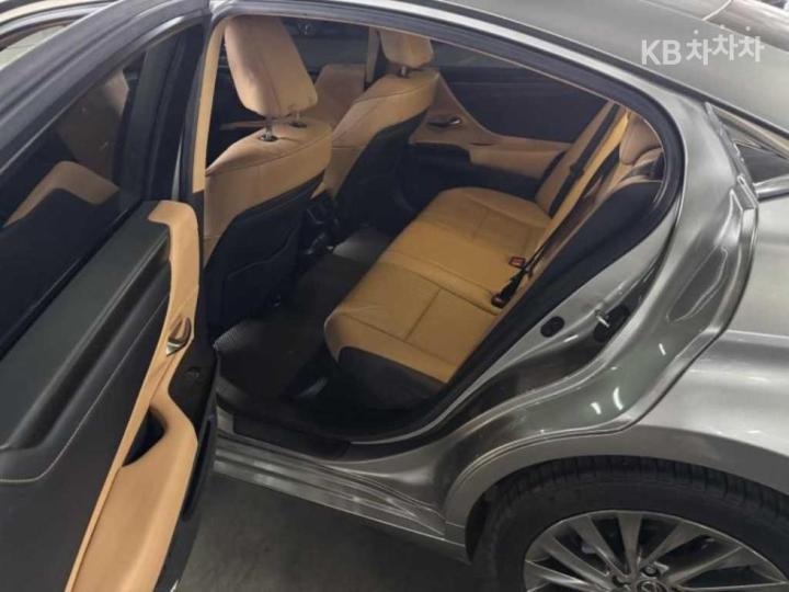 Lexus ES New Generation 300h Luxury+ 7