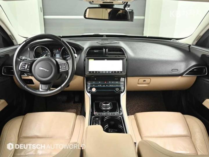 Jaguar XE 2.0 Diesel PRESTIGE 8