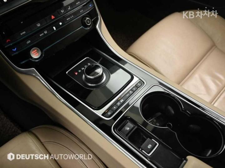 Jaguar XE 2.0 Diesel PRESTIGE 10