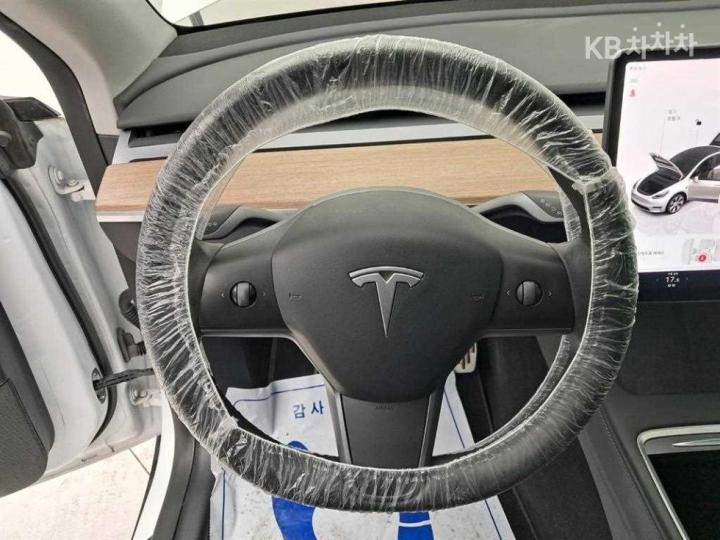 Tesla Model Y Long Range 8