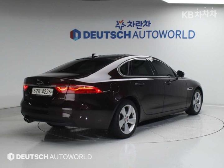 Jaguar XF 2.5T Prestige 3