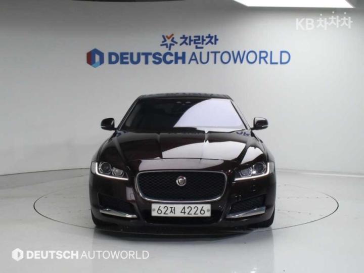 Jaguar XF 2.5T Prestige 4