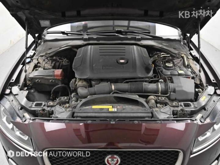 Jaguar XF 2.5T Prestige 7