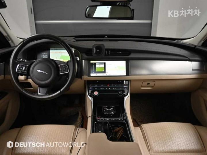 Jaguar XF 2.5T Prestige 8