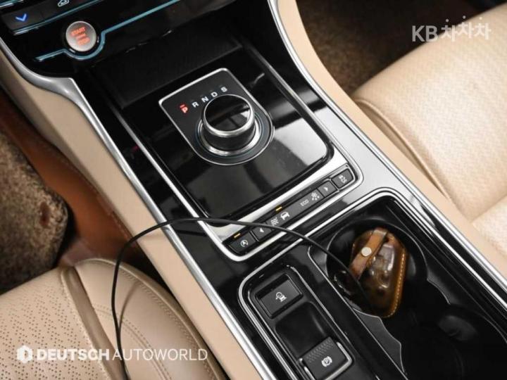 Jaguar XF 2.5T Prestige 10