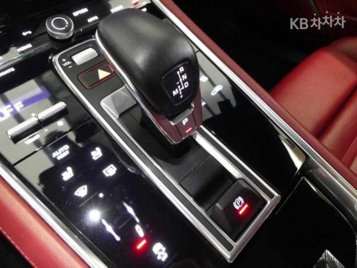 Porsche Panamera 971 4.0 GTS Base Type 8