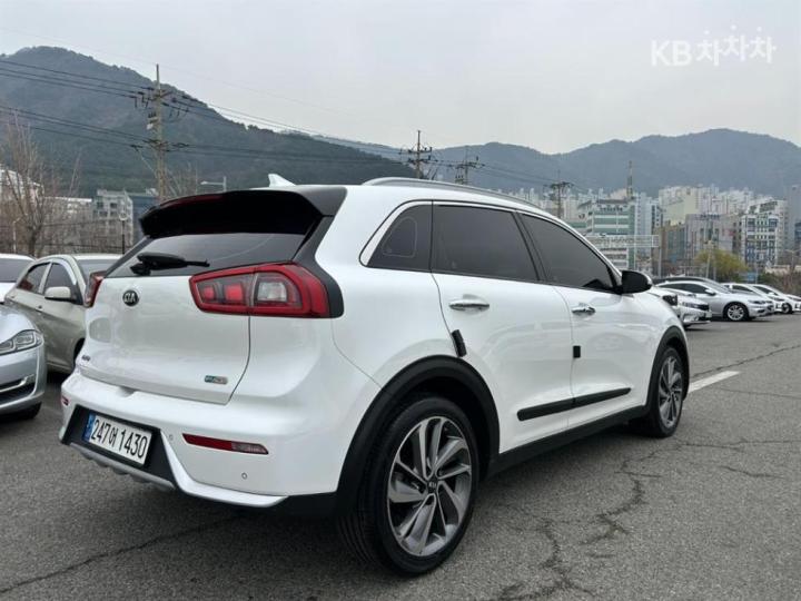 Kia Niro 1.6 Prestige 6