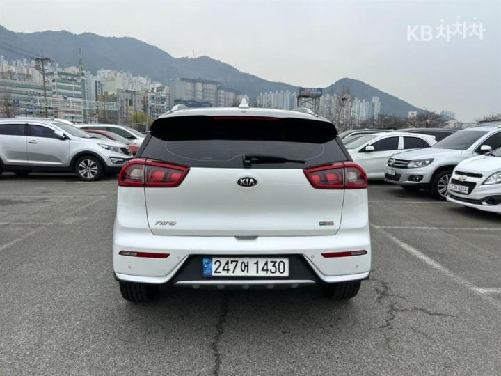Kia Niro 1.6 Prestige 7