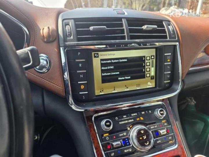 Lincoln Continental 3.0 V6 Presidential 8