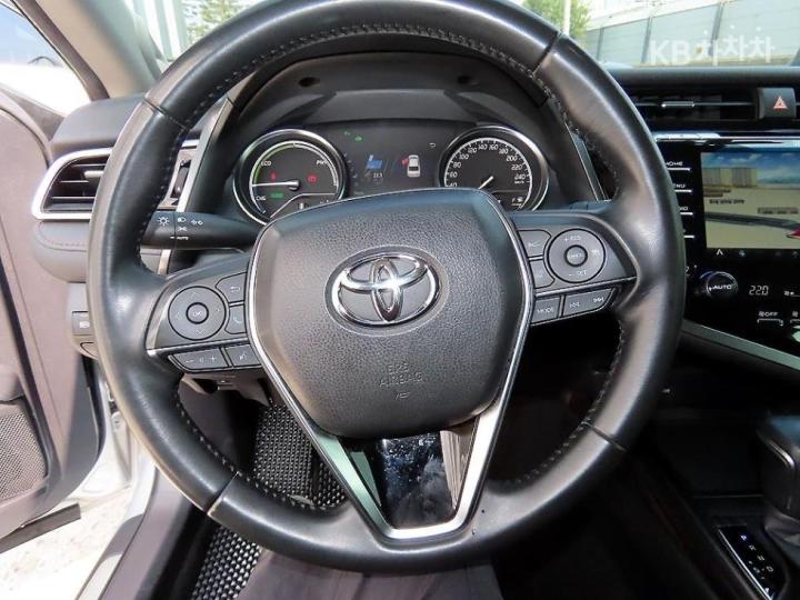 Toyota Camry XV70 2.5 Hybrid Base Type 9