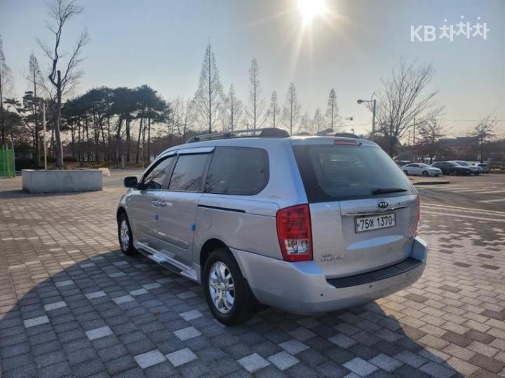 Kia Carnival Grand LPI GLX Base Type 7