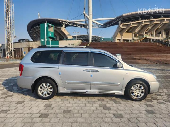 Kia Carnival Grand LPI GLX Base Type 8