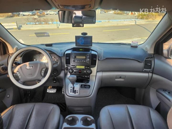 Kia Carnival Grand LPI GLX Base Type 10