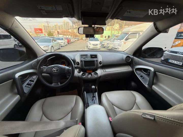 Toyota RAV4 2.5 2WD 8