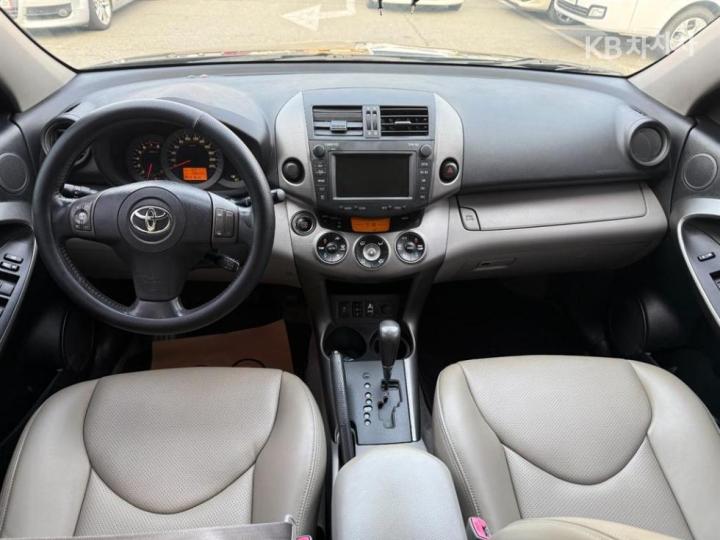 Toyota RAV4 2.5 2WD 9