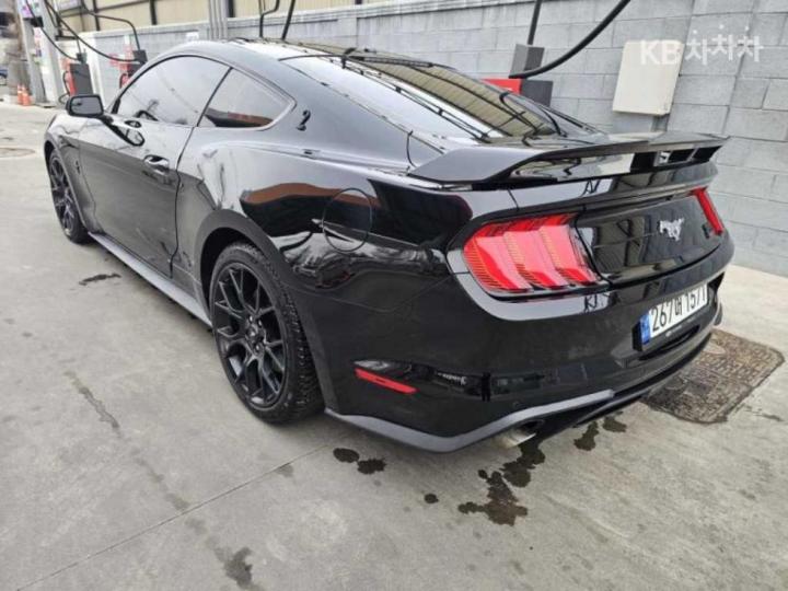 Ford Mustang Coupe 8