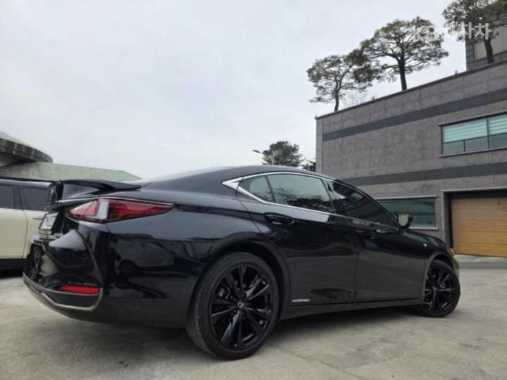 Lexus ES New Generation 300h Executive 4