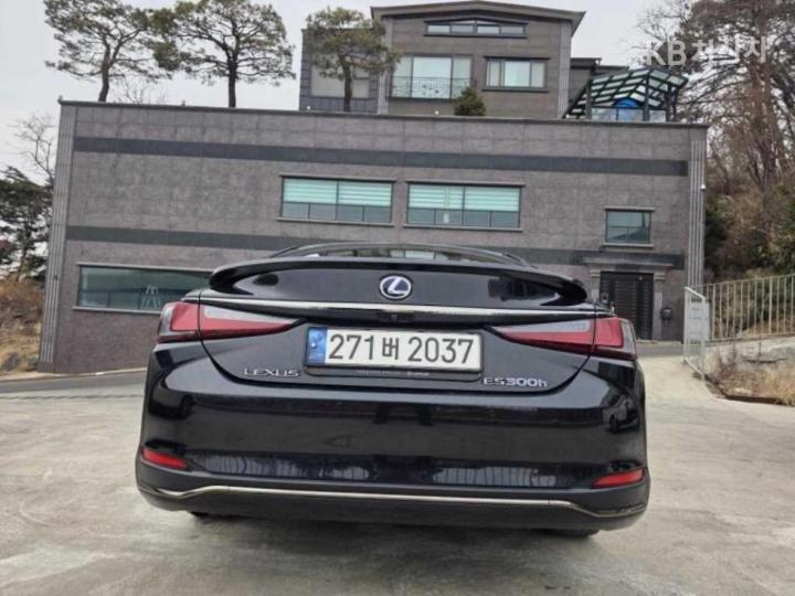 Lexus ES New Generation 300h Executive 6